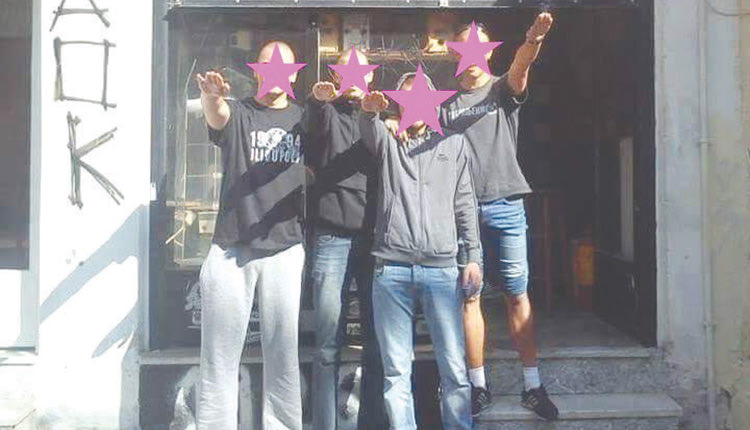    Τα καλόπαιδια της φρίκης  Για να ξέρουμε τι γίνεται. Από τον σύνδεσμο ΠΑΟΚ Ηλιούπολης έβγαλαν μια άθλια ανακοίνωση. Φασιστική και… φρικιαστική. Τα έχουν με τη Δημοκρατία, με την Πολιτεία, με όλους… εκτός από τους δολοφόνους. Δεν χρειάζεται να πας μακριά για να δεις ποιοι είναι όλοι αυτοί και τι κάνουν… Αρκεί να χαιρετήσουν!