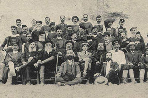 ΦΩΤΟΗΜΕΡΑΣ: Πληρεξούσιοι και καπετάνιοι από το Μαλεβίζι φωτογραφίζονται στον Άγιο Μύρωνα το 1906. Στη μέση ο καπετάν Πολυξίγκης.