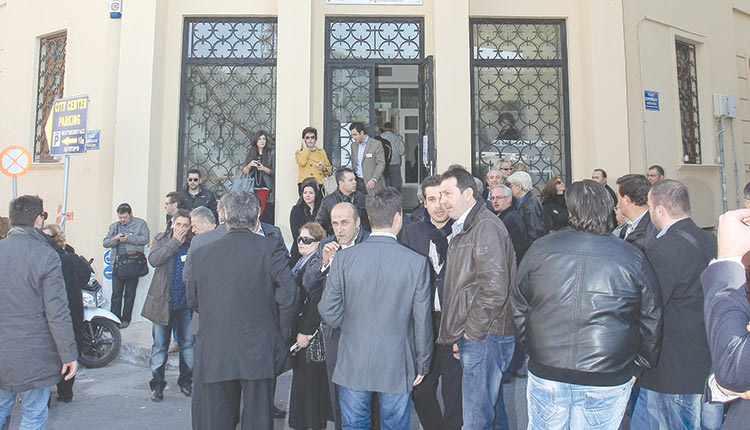 Κανονικά, οι κάλπες στο Επιμελητήριο Ηρακλείου έπρεπε να είχαν στηθεί το 2021, κάτι που δεν έγινε λόγω πανδημίας. Τώρα, εκτός απροόπτου, οι εκλογές θα γίνουν τον ερχόμενο Νοέμβριο, υπενθυμίζεται πως η τελευταία φορά που οι επιχειρηματίες του Ηρακλείου είχαν προσέλθει στις κάλπες ήταν τον Δεκέμβριο του 2017.