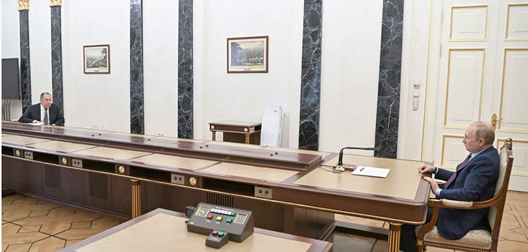 Αυτή τη φορά ο Πούτιν τοποθέτησε τον ίδιο τον υπουργό Εξωτερικών, Σεργκέι Λαβρόφ, σε ένα τραπέζι… σιδηρόδρομο.