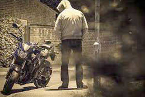 ΑΝΗΛΙΚΟΙ ΣΤΟΥΣ ΔΥΟ ΤΡΟΧΟΥΣ Έκλεβαν μηχανές, τις καβαλούσαν και τις παρατούσαν...