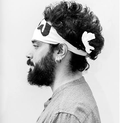 Ο ΚΩΣΤΗΣ ΧΡΙΣΤΟΔΟΥΛΟΥ, ΠΙΑΝΙΣΤΑΣ, ΣΥΝΘΕΤΗΣ ΚΑΙ ΕΜΠΝΕΥΣΤΗΣ ΤΗΣ ΚΟΡΥΦΑΙΑΣ ΤΖΑΖ ΜΠΑΝΤΑΣ “ΤΟ ΠΡΑΓΜΑ”, ΜΙΛΑ ΣΤΗΝ “Π” “Το ρεμπέτικο και το δημοτικό τραγούδι δεν είναι τα Blues της Ανατολής”