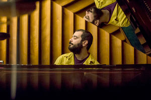 Ο ΚΩΣΤΗΣ ΧΡΙΣΤΟΔΟΥΛΟΥ, ΠΙΑΝΙΣΤΑΣ, ΣΥΝΘΕΤΗΣ ΚΑΙ ΕΜΠΝΕΥΣΤΗΣ ΤΗΣ ΚΟΡΥΦΑΙΑΣ ΤΖΑΖ ΜΠΑΝΤΑΣ “ΤΟ ΠΡΑΓΜΑ”, ΜΙΛΑ ΣΤΗΝ “Π” “Το ρεμπέτικο και το δημοτικό τραγούδι δεν είναι τα Blues της Ανατολής”