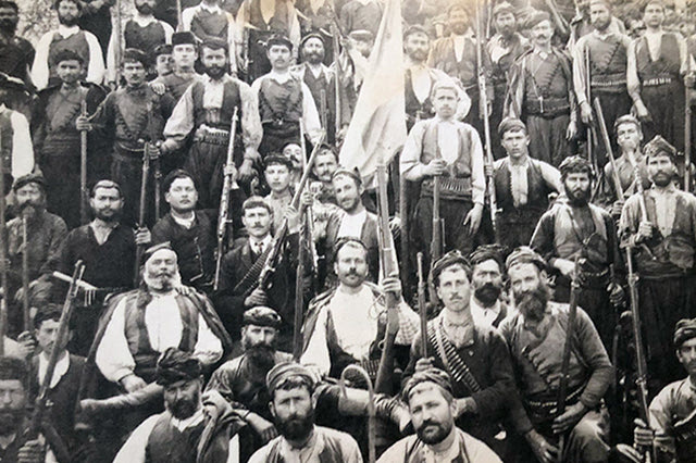 ΦΩΤΟΗΜΕΡΑΣ: Κρήτες επαναστάτες λίγο πριν την αυτονομία. Κάποιοι χωρίς όπλα, αλλά με κατσούνες!