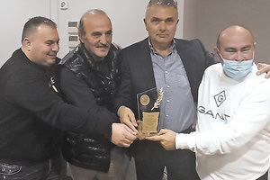 Η Ε.Δ. της ΕΠΣΗ βράβευσε τον Αντώνη Παπαδάκη