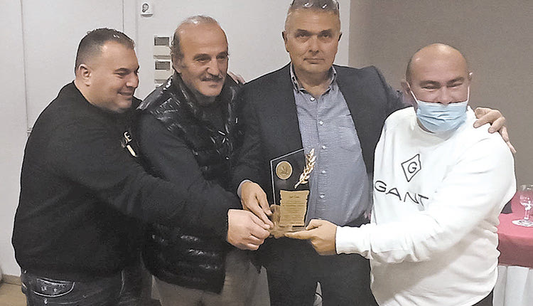 Η Ε.Δ. της ΕΠΣΗ βράβευσε τον Αντώνη Παπαδάκη