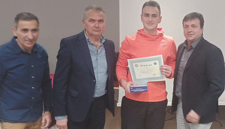   Στιγμιότυπο από τις απονομές διπλωμάτων στους νέους διαιτητές`