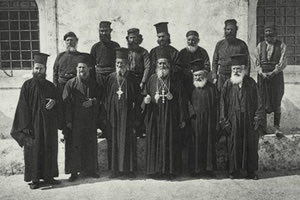 ΦΩΤΟΗΜΕΡΑΣ: Στη Μονή Πρέβελη το 1917. Ο ηγούμενος και οι μοναχοί υποδέχονται τον Μητροπολίτη Ρεθύμνου Τιμόθεο Βενιέρη.