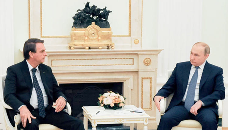 Χρήζει… ιατρικής έρευνας! Στο… μακρύ τραπέζι ο Ρώσος πρόεδρος συνομιλεί με ηγέτες άλλων χωρών, καθώς και με υψηλόβαθμα στελέχη σε μια απόσταση... ασφαλείας, που αγγίζει περίπου τα έξι μέτρα. Ο Γάλλος πρόεδρος Μακρόν ήταν ο πρώτος τη δεδομένη χρονική συγκυρία που κάθισε στο περιβόητο τραπέζι του Πούτιν, για να ακολουθήσουν και άλλοι, όπως ο υπουργός Εξωτερικών της Ρωσίας Σεργκέι Λαβρόφ και ο Γερμανός καγκελάριος, Όλαφ Σολτς.