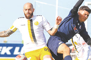 Ο Σαρρής σε μια θεαματική μονομαχία στη χθεσινή αναμέτρηση με την Επισκοπή