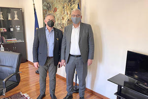 Στιγμιότυπο από τη συνάντηση του δημάρχου κ. Φραγκάκη με τον γ.γ. ΥΠΕΣ Μ. Σταυριανουδάκη