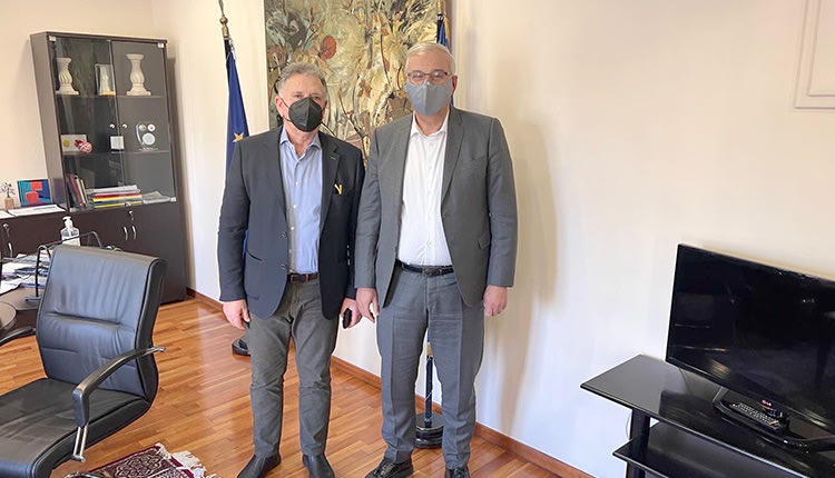 Στιγμιότυπο από τη συνάντηση του δημάρχου κ. Φραγκάκη με τον γ.γ. ΥΠΕΣ Μ. Σταυριανουδάκη