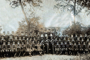 ΦΩΤΟΗΜΕΡΑΣ: Ιωάννινα, Μάιος 1913. Οι βρακοφόροι Κρήτες χωροφύλακες που συμμετείχαν στην Απελευθέρωση των Ιωαννίνων. Στο κέντρο ο διοικητής τους, στρατηγός Γ . Καλοχριστιαννάκης. (φωτογραφία Θ. Κανάκης).