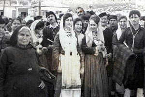 ΦΩΤΟΗΜΕΡΑΣ: Σκηνή από τα γυρίσματα της αμερικανικής ταινίας με θέμα τον κρητικό γάμο. Δεκαετία του ‘80.