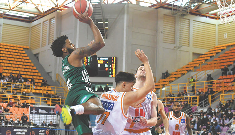 Ο Μέικον σε μια εντυπωσιακή ενέργεια στο ματς του Παναθηναϊκού με τον Προμηθέα