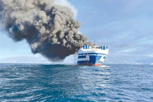 ΝΥΧΤΑ ΑΓΩΝΙΑΣ ΑΝΟΙΧΤΑ ΤΗΣ ΚΕΡΚΥΡΑΣ Δώδεκα αγνοούμενοι στο φλεγόμενο πλοίο