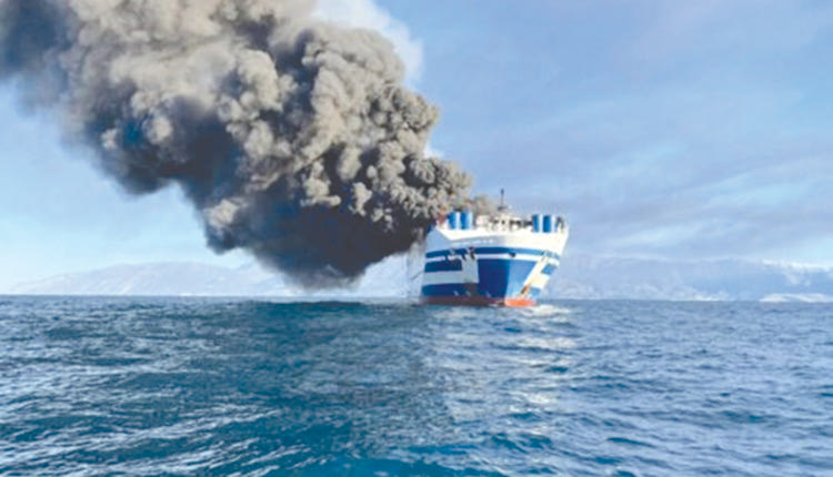 ΝΥΧΤΑ ΑΓΩΝΙΑΣ ΑΝΟΙΧΤΑ ΤΗΣ ΚΕΡΚΥΡΑΣ Δώδεκα αγνοούμενοι στο φλεγόμενο πλοίο