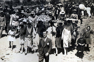 ΦΩΤΟΗΜΕΡΑΣ: Μηχανιώνα Χαλκιδικής, καλοκαίρι του 1923 παιδικές κατασκηνώσεις για τα ασυνόδευτα προσφυγόπαιδα. Αριστερά στο κέντρο ο στρατηγός Γ. Πλαστήρας με στολή. Δίπλα του με πολιτικά ο στρ. Γ. Καλοχριστιανάκης. (φωτογραφία Θ. Κανάκης).