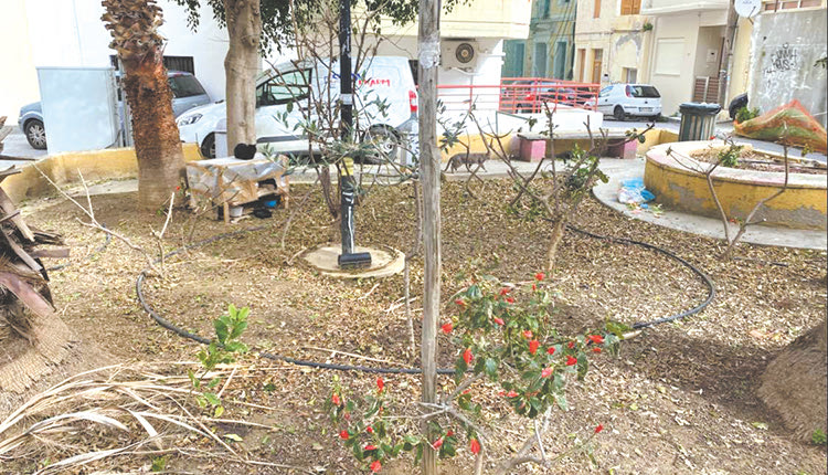 Τριτοκοσμική εικόνα  Κι όμως η πλατεία της φωτογραφίας δεν απέχει ούτε τρία λεπτά από το κέντρο του Ηρακλείου.