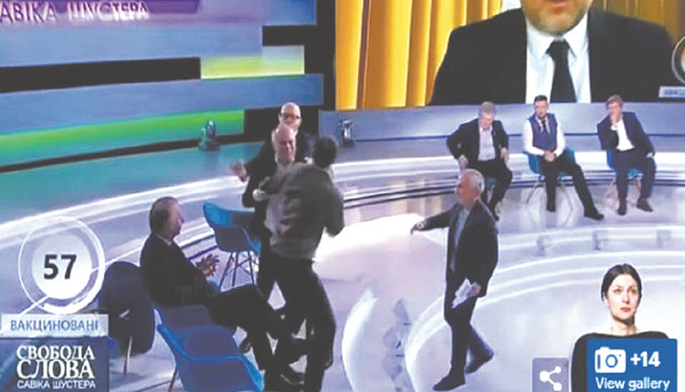 Σε «ρινγκ» μετατράπηκε το πλατό τηλεοπτικής εκπομπής στην Ουκρανία, με έναν δημοσιογράφο και έναν φιλορώσο πολιτικό να πιάνονται στα χέρια σε ζωντανή μετάδοση.