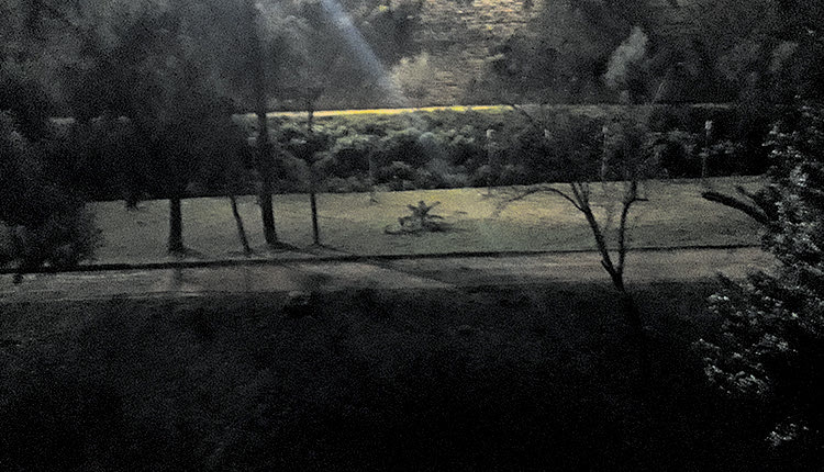 Σκιάζεται ο κόσμος  Στις τάφρους πρόβλεψη δεν υπάρχει και ο φωτισμός είναι πράγματι απαράδεκτος...