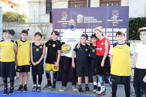 Ο πρόεδρος της ΕΟΚ κ. Λιόλιος με παιδιά που συμμετείχαν στο 3x3