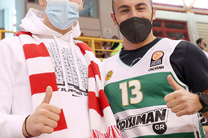 Φίλοι και των δύο ομάδων στις κερκίδες