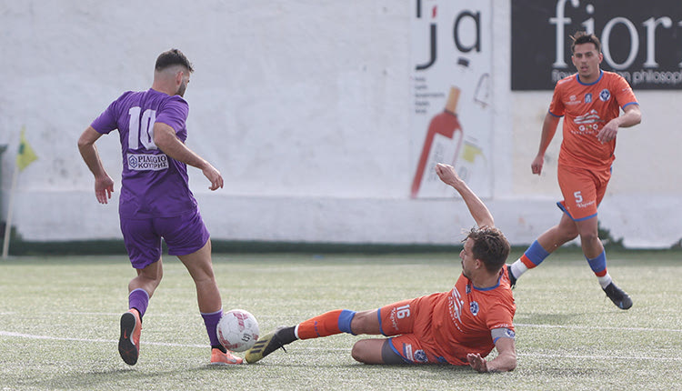 Ο Ράπτης με αντίπαλο τον Πυθαρούλη στο ματς του Πόρου με τον ΑΟΑΝ