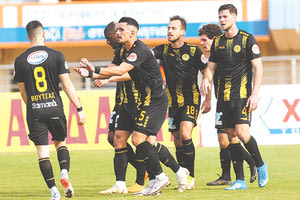 Οι παίκτες του Εργοτέλη πανηγυρίζουν το πρώτο γκολ του Κόνραντ