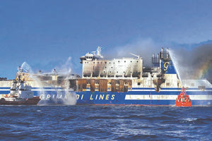 ΤΡΑΓΩΔΙΑ ΣΤΟ ΓΚΑΡΑΖ ΤΟΥ EUROFERRY OLYMPIA Μια διάσωση, ένα απανθρακωμένο πτώμα και δέκα αγνοούμενοι