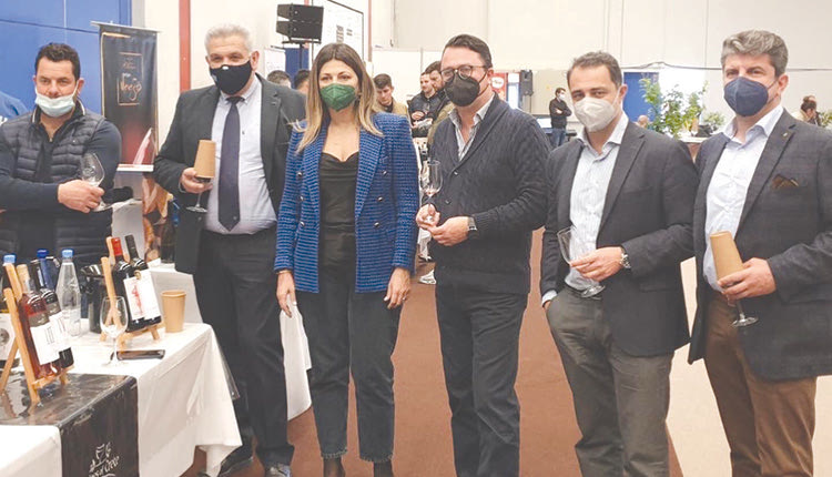  Κρασιά υψηλής ποιότητας από τον κρητικό αμπελώνα είχαν την ευκαιρία να δοκιμάσουν  παρέα με την Σοφία Ζαχαράκη ο βουλευτής Μάξιμος Σενετάκης, ο πρόεδρος της ΝΟΔΕ Βαγγ.Καρκανάκης, στην ΟιΝοτικά