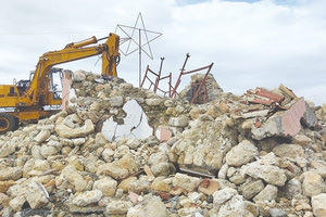 ξαναχτιζουν την εκκλησια στο λόφο του προφήτη Ηλία