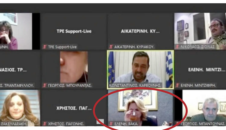 Με ένα ποτήρι που φαίνεται ότι είχε ουίσκι και με χαμόγελα εμφανίστηκε η δήμαρχος Χαλκιδέων Έλενα Βάκα στο δημοτικό συμβούλιο 