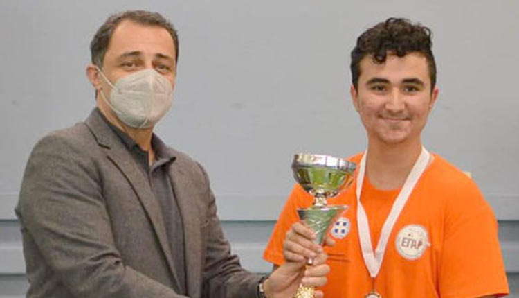 Ο κ. Σενετάκης βράβευσε τον Νιολάκη που πήρε την πρώτη θέση