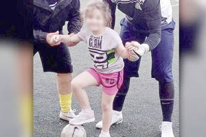 Θρίλερ για τα αίτια θανάτου της 9χρονης Τζωρτζίνας από την Πάτρα. Χθες το απόγευμα το «Πρώτο Θέμα» δημοσίευσε ρεπορτάζ σύμφωνα με το οποίο «Οι έρευνες ενός και πλέον μήνα και εν αναμονή των τοξικολογικών εξετάσεων, οδηγούν τις αρμόδιες αρχές στο συμπέρασμα ότι ο θάνατος της μικρής Τζωρτζίνας οφείλεται σε εγκληματική ενέργεια. Η νεκροψία, η νεκροτομή αλλά και η επιστημονική εξέταση του 9χρονου κοριτσιού, εντόπισε αλλοίωση στο οστό της μύτης της Τζωρτζίνας που φέρεται να προέρχεται από εισπνεόμενο αέριο, τοξικό ή δηλητηριώδες…». Αρχικά το ρεπορτάζ αναπαρήγαγαν πολλά sites ενώ στη συνέχεια έγινε λόγος για fake news… Μάλιστα η ιστοσελίδα του «Βήματος» υποστήριξε: «Πηγές από την ιατροδικαστική υπηρεσία Αθηνών με βαθιά γνώση του φακέλου της υπόθεσης του αιφνίδιου θανάτου των τριών παιδιών στην Πάτρα διαψεύδουν τις πληροφορίες που κυκλοφόρησαν νωρίτερα για εισπνοή τοξικού αερίου που οδήγησε την Τζωρτζίνα στο θάνατο. Με την υπόθεση των τριών νεκρών παιδιών από την Πάτρα να έχει συγκλονίσει τους πάντες, όλοι αναζητούν οποιαδήποτε πληροφορία που μπορεί να οδηγήσει σε εξιχνίαση του μυστηρίου και απαντήσεις.» Σύμφωνα με ασφαλείς πληροφορίες, μέχρι χθες βραδυ η ΕΛ.ΑΣ δεν είχε την παραμικρή πληροφόρηση επί του θέματος, το οποίο μπορεί να είναι ιατροδικαστικό, αλλά την εξιχνίασή του έχει αναλάβει το Τμήμα Ανθρωποκτονιών. Το βέβαιο είναι ότι οι τοξικολογικές εξετάσεις δεν είχαν βγει μέχρι χθες βράδυ και αναμένονται καταλυτικές για την εξέλιξη της υπόθεσης. Από εκεί και πέρα βέβαια οι έρευνες των αρχών θα πάρουν την πορεία τους για να αναζητηθούν τυχόν ενέργειες πίσω από απρόβλεπτες εξελίξεις.Έτσι, αφού οι αξιωματικοί του Ανθρωποκτονιών της Ασφάλειας Αττικής ενημερωθούν εκτενώς για όλα τα στοιχεία και με δεδομένο ότι σήμερα αναμένονται τα αποτελέσματα των τοξικολογικών εξετάσεων, θα ανοίξουν τον πρώτο κύκλο των 15 προσώπων που θα κληθούν να δώσουν κατάθεση. Πρόκειται για ιατρούς και νοσηλευτές που χειρίστηκαν την υπόθεση της μικρής Τζωρτζίνας.