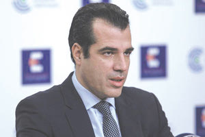 Το Υπουργείο Υγείας ανοίγει το διάλογο για τη λειτουργία απογευματινών χειρουργείων στα νοσοκομεία με την συμμετοχή γιατρών και νοσηλευτών του ΕΣΥ, οι οποίοι θα αμείβονται. Επιπλέον, ο υπουργός Υγείας ξεκαθαρίζει μιλώντας στον ΑΝΤ1, ότι δεν επιστρέφουν στο ΕΣΥ οι ανεμβολίαστοι υγειονομικοί. Δύο είναι τα σενάρια είπε: “Ή ότι ο εμβολιασμός θα αποτελεί τυπικό προσόν, επομένως όποιος δεν έχει εμβολιαστεί θα φύγει από το Εθνικό Σύστημα Υγείας ή θα παραταθεί η αναστολή για όσο διαρκεί η πανδημία, δηλαδή τουλάχιστον μέχρι το τέλος του έτους. Η εισήγηση που έχω κάνει ως υπουργός Υγείας στην κυβέρνηση- γιατί εγώ θέλω να είμαι απόλυτα ειλικρινής- είναι ότι ασχέτως της πανδημίας, ο εμβολιασμός για τους υγειονομικούς θα πρέπει να είναι τυπικό προσόν και όποιος δεν εμβολιάζεται να μη μπορεί να παρέχει υπηρεσίες στο ΕΣΥ». Τέλος, αποκάλυψε πως το υπουργείο επανεξετάζει τις εργασιακές σχέσεις στο ΕΣΥ με στόχο την κάλυψη κενών και την παροχή επιπλέον δυνατοτήτων στους γιατρούς. Όπως χαρακτηριστικά ανέφερε: «Δυο θέματα θα τύχουν συζήτησης με τους Ιατρικούς Συλλόγους και με τα συνδικαλιστικά όργανα των Νοσοκομειακών Ιατρών: Το πρώτο είναι ότι θέλουμε, πλέον θεσμοθετημένα, να δώσουμε τη δυνατότητα σε ιδιώτες γιατρούς να παρέχουν υπηρεσίες στο Εθνικό Σύστημα Υγείας με τη μορφή part-time. Δηλαδή, όπου το ΕΣΥ έχει κενά τα οποία δεν καλύπτονται, παρά το γεγονός ότι προκηρύσσονται οι θέσεις, να δίνεται η δυνατότητα σε ιδιώτες ιατρούς να συνάπτουν συμβάσεις με τα νοσοκομεία. Το δεύτερο θέμα είναι κατά πόσο οι γιατροί του ΕΣΥ μπορούν να έχουν και ιδιωτική ενασχόληση. Σε πρώτη φάση, αυτό που εξετάζουμε δεν είναι η απελευθέρωση των σχέσεων. Αυτό που εξετάζουμε είναι τα απογευματινά χειρουργεία, που έχουν θεσμοθετηθεί και δεν λειτουργούν, να λειτουργούν με γιατρούς και νοσηλευτές του ΕΣΥ, οι οποίοι θα αμείβονται. Δεν θα επιτρέπουμε στο γιατρό να πηγαίνει σε ιδιωτικό ιατρείο, σε ιδιωτική κλινική. Όλα αυτά θα συζητηθούν. Δεν πρόκειται να υπάρξει κανένας αιφνιδιασμός». Αναφορικά με τη μετάλλαξη “Όμικρον” είπε: Η «Όμικρον» είναι μία μετάλλαξη η οποία είναι επικίνδυνη, σοβαρή, δεν μιλάμε για απλή γρίπη, όμως δεν έχει τη νοσηρότητα που είχαν οι προηγούμενες παραλλαγές. «Αυτό μας δίνει ένα παράθυρο αισιοδοξίας σε συνδυασμό με την αύξηση της εμβολιαστικής κάλυψης και με τη διάθεση αντιιικών φαρμάκων. Ωστόσο, δεν υπάρχει εφησυχασμός, αλλά γίνεται μία συνολική προετοιμασία, καθώς ο κοροναϊός, από τον Σεπτέμβριο και μετά, μπορεί να επανέλθει με άλλα χαρακτηριστικά». Ο υπουργός Υγείας είπε επίσης ότι παραμένουν τα μέτρα για τους ανεμβολίαστους και αίρονται οι περισσότεροι περιορισμοί για τους εμβολιασμένους. «Αυτή τη στιγμή δεν γίνεται συζήτηση για άρση μέτρων στους ανεμβολίαστους, προφανέστατα θα παραμείνουν τα μέτρα. Οι ανεμβολίαστοι έχουν κάνει μια επιλογή, εξαιτίας της οποίας κινδυνεύουν οι ίδιοι, ενώ είναι κίνδυνος και για την κοινωνία. Ως εκ τούτου δεν μπορούν να έχουν την κανονικότητα που έχουν οι εμβολιασμένοι. Θεωρώ ότι μέχρι τα τέλη Μαρτίου, τα περισσότερα από τα μέτρα που ισχύουν για τους εμβολιασμένους θα έχουν αρθεί. Προφανώς κάποια θα παραμείνουν, όπως η μάσκα και κάποια μέτρα αποστάσεων, τα οποία, όμως, δεν επηρεάζουν την κανονικότητα», επισήμανε χαρακτηριστικά.