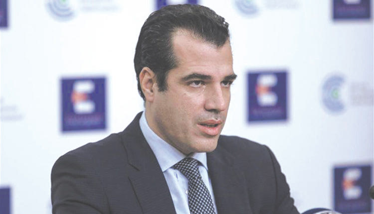 Το Υπουργείο Υγείας ανοίγει το διάλογο για τη λειτουργία απογευματινών χειρουργείων στα νοσοκομεία με την συμμετοχή γιατρών και νοσηλευτών του ΕΣΥ, οι οποίοι θα αμείβονται. Επιπλέον, ο υπουργός Υγείας ξεκαθαρίζει μιλώντας στον ΑΝΤ1, ότι δεν επιστρέφουν στο ΕΣΥ οι ανεμβολίαστοι υγειονομικοί. Δύο είναι τα σενάρια είπε: “Ή ότι ο εμβολιασμός θα αποτελεί τυπικό προσόν, επομένως όποιος δεν έχει εμβολιαστεί θα φύγει από το Εθνικό Σύστημα Υγείας ή θα παραταθεί η αναστολή για όσο διαρκεί η πανδημία, δηλαδή τουλάχιστον μέχρι το τέλος του έτους. Η εισήγηση που έχω κάνει ως υπουργός Υγείας στην κυβέρνηση- γιατί εγώ θέλω να είμαι απόλυτα ειλικρινής- είναι ότι ασχέτως της πανδημίας, ο εμβολιασμός για τους υγειονομικούς θα πρέπει να είναι τυπικό προσόν και όποιος δεν εμβολιάζεται να μη μπορεί να παρέχει υπηρεσίες στο ΕΣΥ». Τέλος, αποκάλυψε πως το υπουργείο επανεξετάζει τις εργασιακές σχέσεις στο ΕΣΥ με στόχο την κάλυψη κενών και την παροχή επιπλέον δυνατοτήτων στους γιατρούς. Όπως χαρακτηριστικά ανέφερε: «Δυο θέματα θα τύχουν συζήτησης με τους Ιατρικούς Συλλόγους και με τα συνδικαλιστικά όργανα των Νοσοκομειακών Ιατρών: Το πρώτο είναι ότι θέλουμε, πλέον θεσμοθετημένα, να δώσουμε τη δυνατότητα σε ιδιώτες γιατρούς να παρέχουν υπηρεσίες στο Εθνικό Σύστημα Υγείας με τη μορφή part-time. Δηλαδή, όπου το ΕΣΥ έχει κενά τα οποία δεν καλύπτονται, παρά το γεγονός ότι προκηρύσσονται οι θέσεις, να δίνεται η δυνατότητα σε ιδιώτες ιατρούς να συνάπτουν συμβάσεις με τα νοσοκομεία. Το δεύτερο θέμα είναι κατά πόσο οι γιατροί του ΕΣΥ μπορούν να έχουν και ιδιωτική ενασχόληση. Σε πρώτη φάση, αυτό που εξετάζουμε δεν είναι η απελευθέρωση των σχέσεων. Αυτό που εξετάζουμε είναι τα απογευματινά χειρουργεία, που έχουν θεσμοθετηθεί και δεν λειτουργούν, να λειτουργούν με γιατρούς και νοσηλευτές του ΕΣΥ, οι οποίοι θα αμείβονται. Δεν θα επιτρέπουμε στο γιατρό να πηγαίνει σε ιδιωτικό ιατρείο, σε ιδιωτική κλινική. Όλα αυτά θα συζητηθούν. Δεν πρόκειται να υπάρξει κανένας αιφνιδιασμός». Αναφορικά με τη μετάλλαξη “Όμικρον” είπε: Η «Όμικρον» είναι μία μετάλλαξη η οποία είναι επικίνδυνη, σοβαρή, δεν μιλάμε για απλή γρίπη, όμως δεν έχει τη νοσηρότητα που είχαν οι προηγούμενες παραλλαγές. «Αυτό μας δίνει ένα παράθυρο αισιοδοξίας σε συνδυασμό με την αύξηση της εμβολιαστικής κάλυψης και με τη διάθεση αντιιικών φαρμάκων. Ωστόσο, δεν υπάρχει εφησυχασμός, αλλά γίνεται μία συνολική προετοιμασία, καθώς ο κοροναϊός, από τον Σεπτέμβριο και μετά, μπορεί να επανέλθει με άλλα χαρακτηριστικά». Ο υπουργός Υγείας είπε επίσης ότι παραμένουν τα μέτρα για τους ανεμβολίαστους και αίρονται οι περισσότεροι περιορισμοί για τους εμβολιασμένους. «Αυτή τη στιγμή δεν γίνεται συζήτηση για άρση μέτρων στους ανεμβολίαστους, προφανέστατα θα παραμείνουν τα μέτρα. Οι ανεμβολίαστοι έχουν κάνει μια επιλογή, εξαιτίας της οποίας κινδυνεύουν οι ίδιοι, ενώ είναι κίνδυνος και για την κοινωνία. Ως εκ τούτου δεν μπορούν να έχουν την κανονικότητα που έχουν οι εμβολιασμένοι. Θεωρώ ότι μέχρι τα τέλη Μαρτίου, τα περισσότερα από τα μέτρα που ισχύουν για τους εμβολιασμένους θα έχουν αρθεί. Προφανώς κάποια θα παραμείνουν, όπως η μάσκα και κάποια μέτρα αποστάσεων, τα οποία, όμως, δεν επηρεάζουν την κανονικότητα», επισήμανε χαρακτηριστικά.