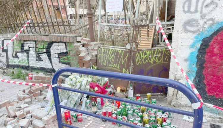 Λουλούδια και κεράκια στο σημείο που καταπλακώθηκε ο Νίκος