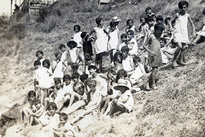 ΦΩΤΟΗΜΕΡΑΣ: Φωτογραφία από παιδικές κατασκηνώσεις. Τα παιδιά (κοριτσόπουλα) ασυνόδευτα περιμένουν το φορτηγό να τα πάρει (φωτογραφία Θ. Κανάκης).