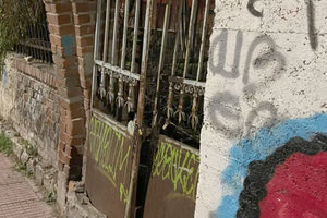 Παραπάνω από εμφανής η κλίση του τοιχίου πριν το δυστύχημα