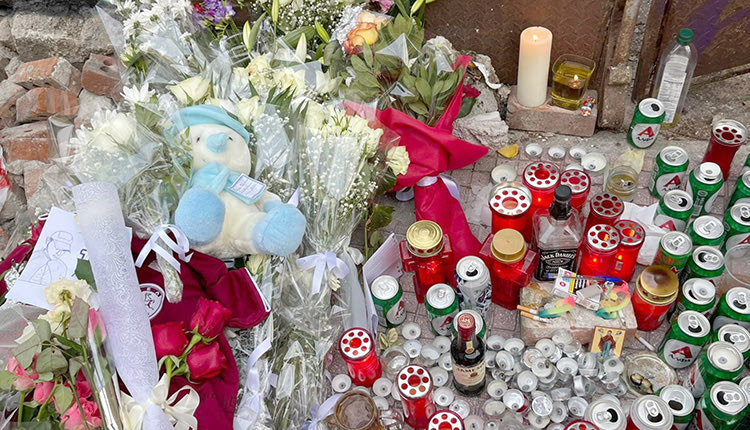 Λουλούδια και κεράκια στο σημείο που έχασε τη ζωή του ο Χανιώτης φοιτητής