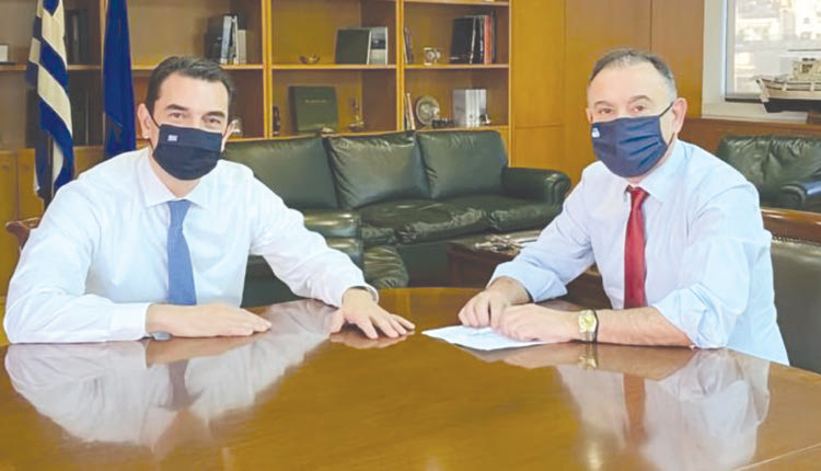 Γκρίνιες στην Κοινοβουλευτική Ομάδα της Νέας Δημοκρατίας προκαλούν οι «φουσκωμένοι»" λογαριασμοί ρεύματος σε νοικοκυριά, επιχειρήσεις και αγρότες. Μάλιστα στη συνεδρίαση της Επιτροπής Παραγωγής και Εμπορίου της Βουλής ο βουλευτής Λάρισας της Νέας Δημοκρατίας Χρήστος Κέλλας εμφανίστηκε ιδιαίτερα επιθετικός κατά του…κοντοχωριανού του υπουργού Περιβάλλοντος και Ενέργειας Κώστα Σκρέκα μη διστάζοντας να τον αποκαλέσει «ακριβοθώρητο».