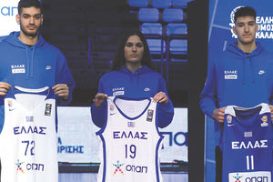 Οι Μαντζούκας, Αναστασοπούλου και Π. Καλαϊτζάκης με τις νέες φανέλες της Εθνικής