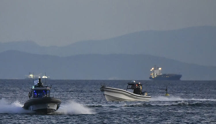 ΕΠΕΙΣΟΔΙΟ ΜΕ ΨΑΡΑΔΕΣ ΣΤΙΣ ΟΙΝΟΥΣΣΕΣ Αποθρασύνθηκαν οι Τούρκοι και έβγαλαν... φλόμπερ οι λιμενικοί