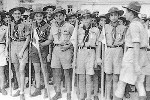 ΦΩΤΟΗΜΕΡΑΣ: 28 Οκτωβρίου 1947. Δύο προσκοπικές ομάδες (η 1η και η 2α) έξω από τον Άγιο Μηνά, περιμένοντας τον επίσημο για τη δοξολογία. Επικεφαλής των ομάδων ο αείμνηστος Αιμίλιος Καρφόπουλος. Διακρίνονται στη φωτογραφία ζώντες και τεθνεώτες, ο Νίκος Γερμανάκης, ο Γιάννης Κληρονόμος, ο Βαγγέλης Σπινθάκης, ο Γιάννης Παπαμιχαλάκης, ο Μανόλης Διαλυνάς, ο Βίκτωρας Μαρκάκης, ο Κώστας Φουρναράκης, ο Γιάννης Παντατοσάκης κ.ά που η μνήμη μου δεν με βοηθά να τους αναφέρω.