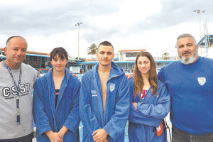 Από αριστερά Χριστοδουλάκης (προπονητής), Χαϊνάκη, Φραγκάκης, Κανόνγκα και Μηναδάκης (προπονητής) των Δελφινιών