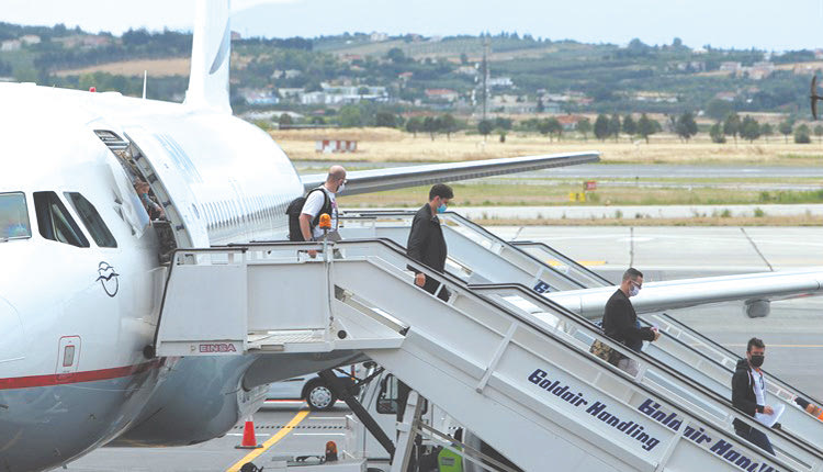 H AEGEAN ενημέρωσε χθες το πρωί ότι η πτήση A3 880 από την Αθήνα με προορισμό τη Μόσχα λίγο πριν την είσοδο του αεροσκάφους στον ρωσικό εναέριο χώρο, για λόγους ασφάλειας και λόγω χαρακτηρισμού της ευρύτερης περιοχής ως περιοχής υψηλής επικινδυνότητας, έλαβε εντολή από το επιχειρησιακό κέντρο της εταιρείας  να επιστρέψει στην Αθήνα.