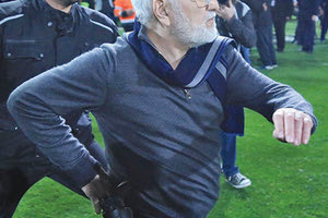 ιβαν σαββιδης με οπλο στον αγωνιστικο χωρο