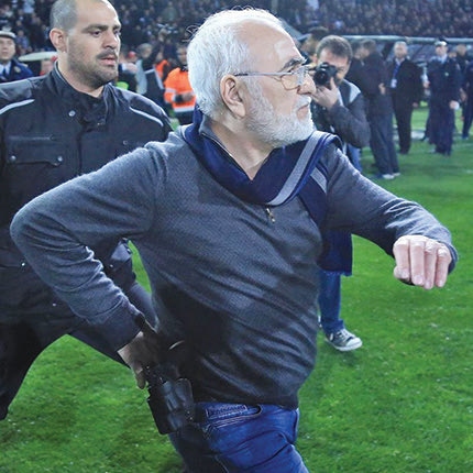 ιβαν σαββιδης με οπλο στον αγωνιστικο χωρο