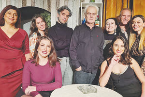 ΘΕΑΤΡΙΚΗ ΣΚΗΝΗ ΗΡΑΚΛΕΙΟΥ Μια ξεκαρδιστική «Βίλα στη στάνη» για δύο παραστάσεις